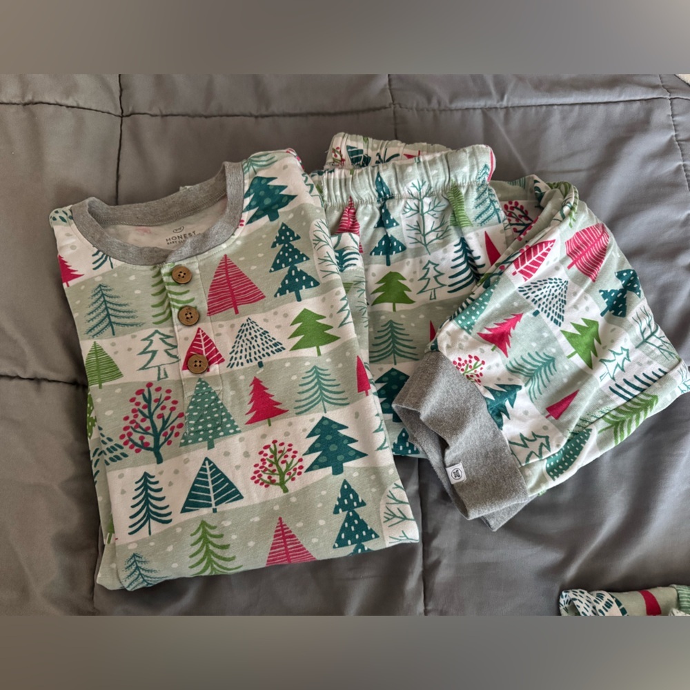 The Honest Company Pajama Set - Green and Pink Tree Pattern - Picture 4 of 4